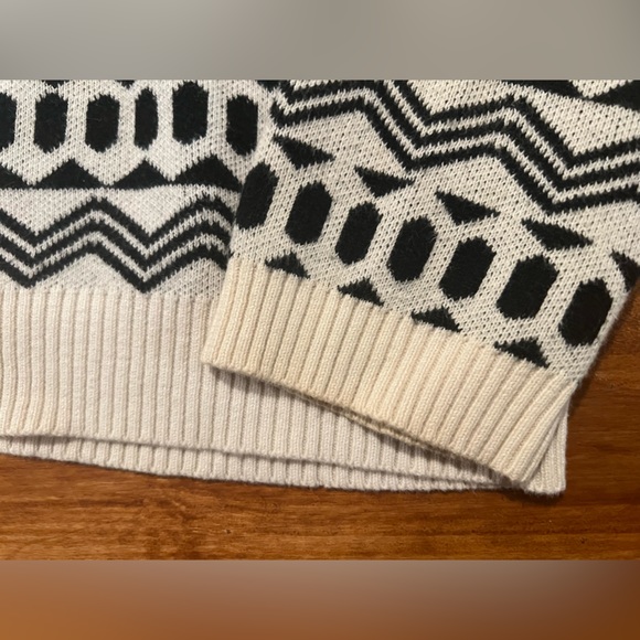 Knit Long Sleeve Patterned Sweater - Picture 3 of 4